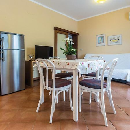 Gorgeous Apartment In Porec With Kitchen Exterior foto