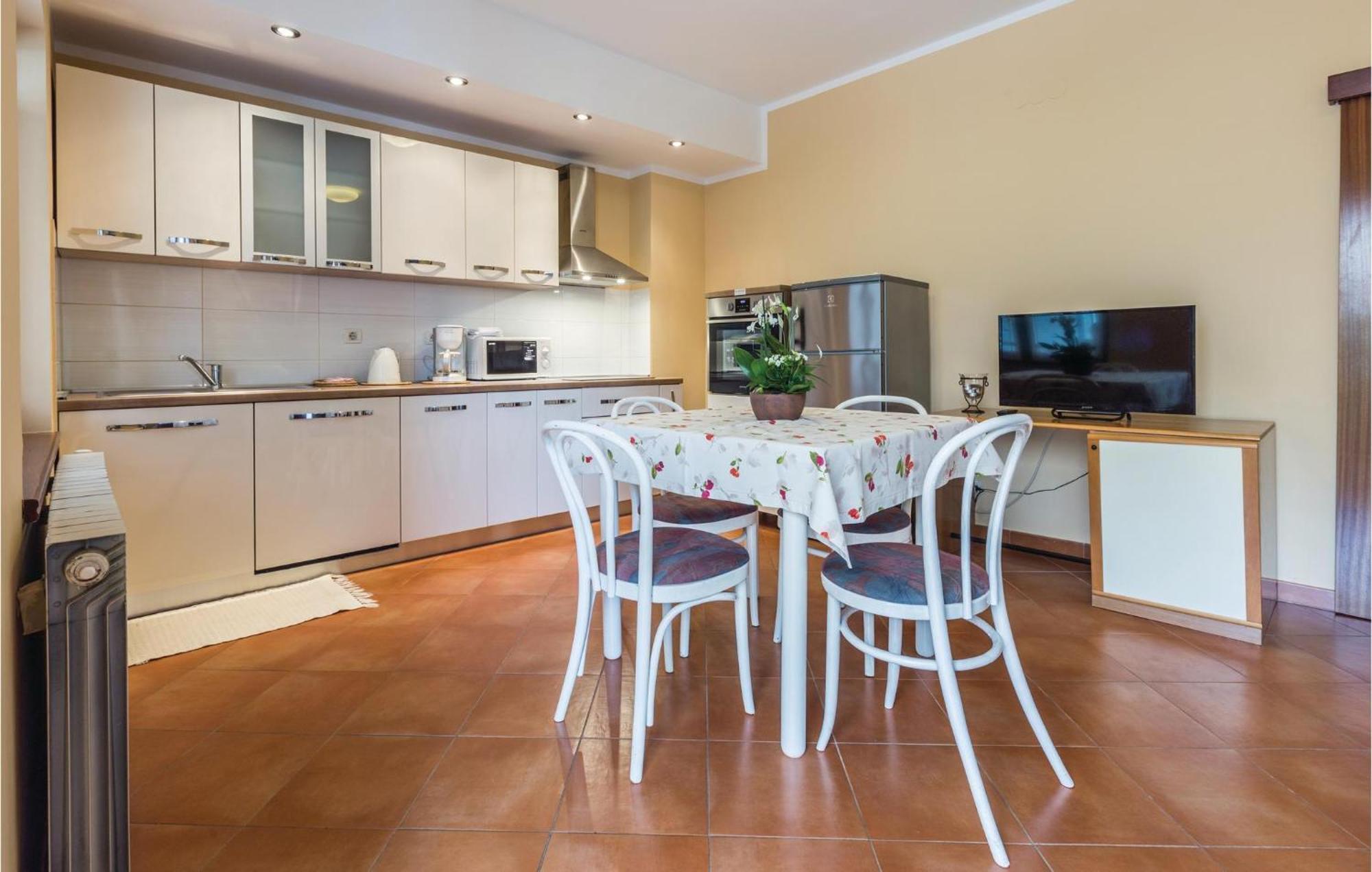 Gorgeous Apartment In Porec With Kitchen Exterior foto